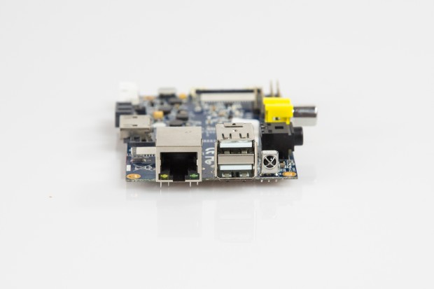 Das Banana Pi hat GBit-LAN. Rechts neben den beiden USB-2.0-Buchsen ist der Infrarotempfänger.  